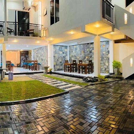 Funwhales Rest House Negombo Luaran gambar