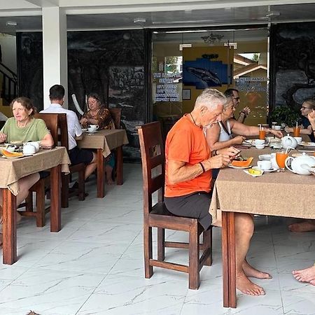 Funwhales Rest House Negombo Luaran gambar