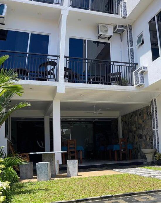 Funwhales Rest House Negombo Luaran gambar