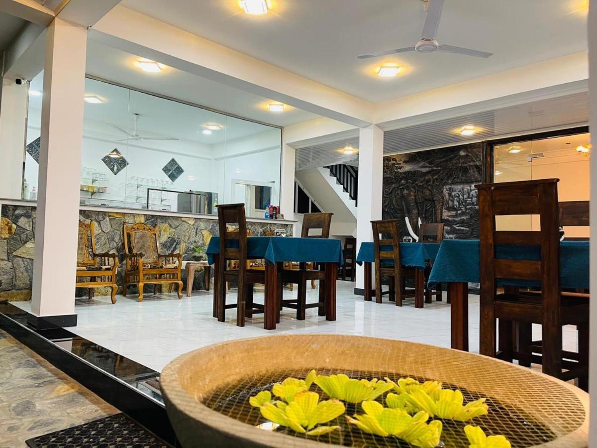 Funwhales Rest House Negombo Luaran gambar