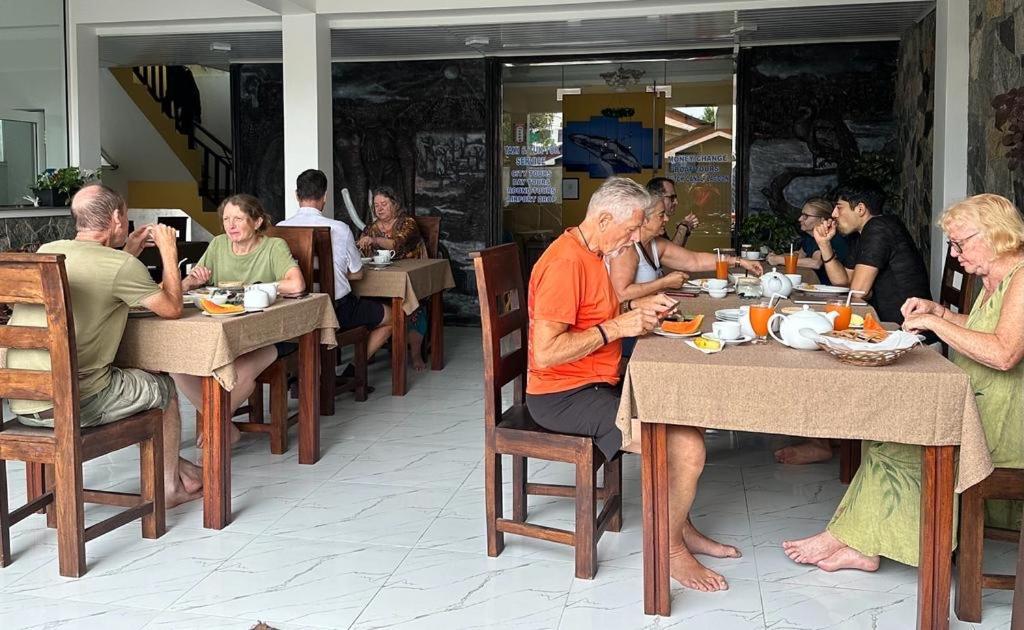 Funwhales Rest House Negombo Luaran gambar