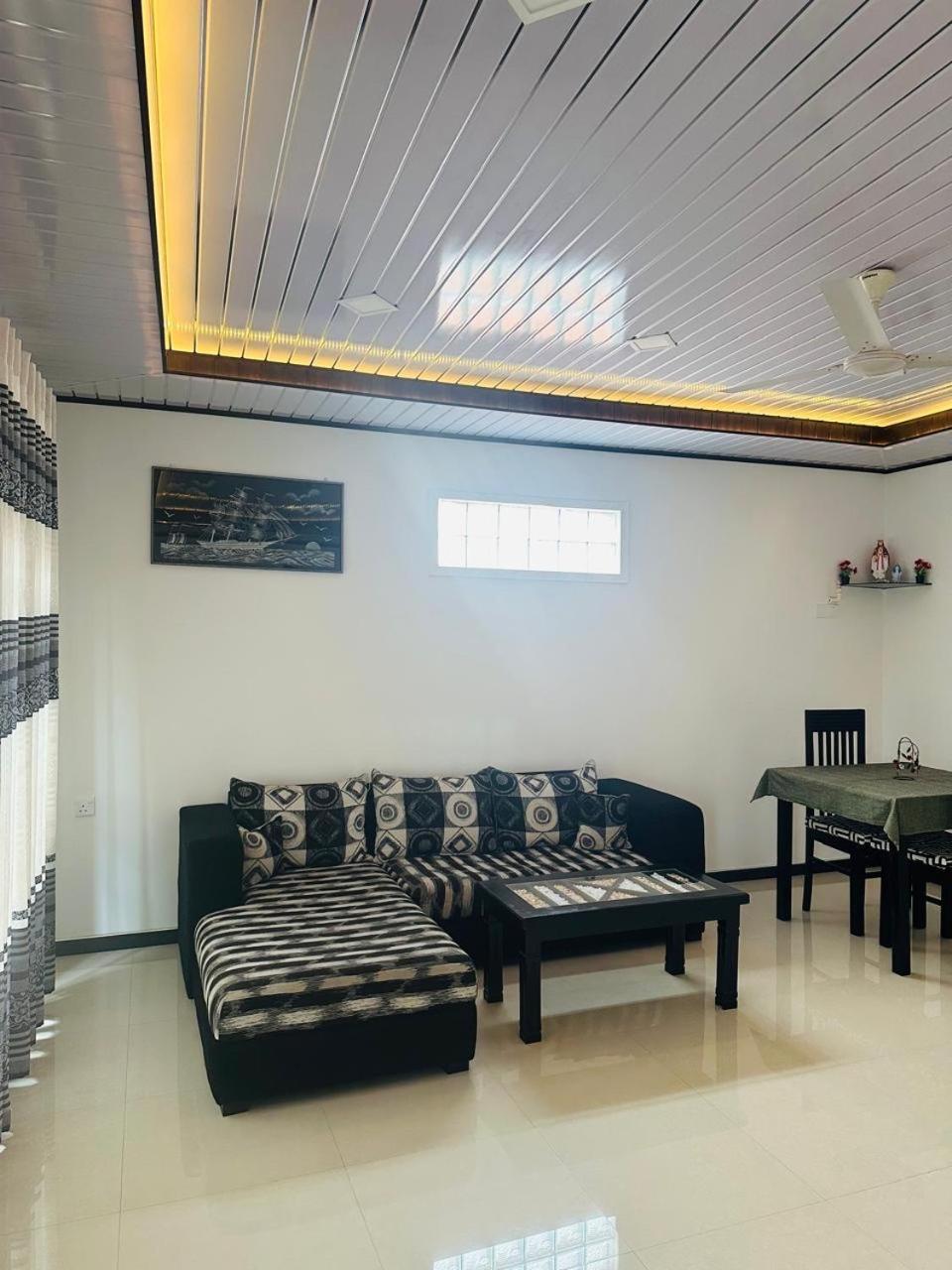 Funwhales Rest House Negombo Luaran gambar