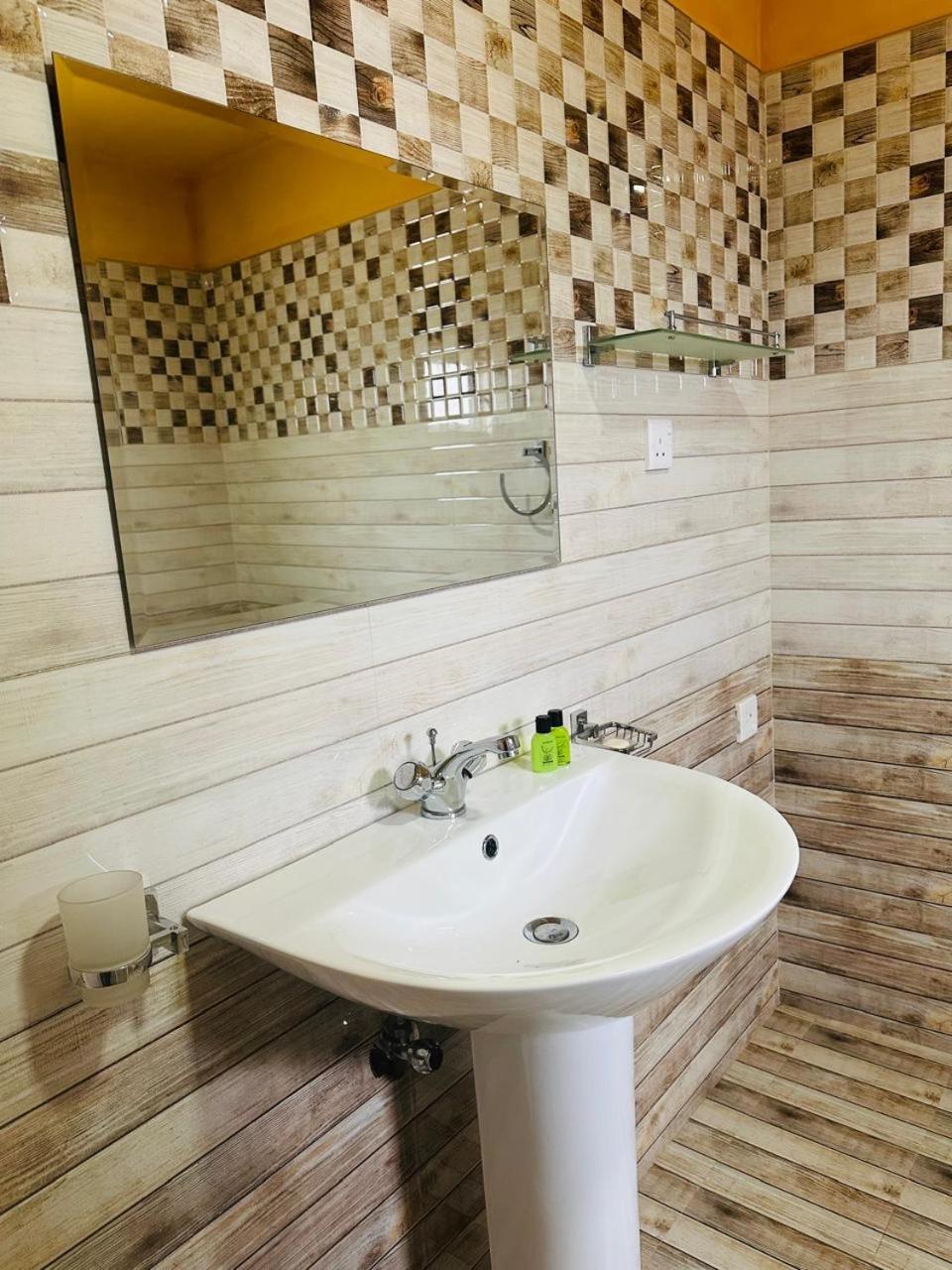 Funwhales Rest House Negombo Luaran gambar