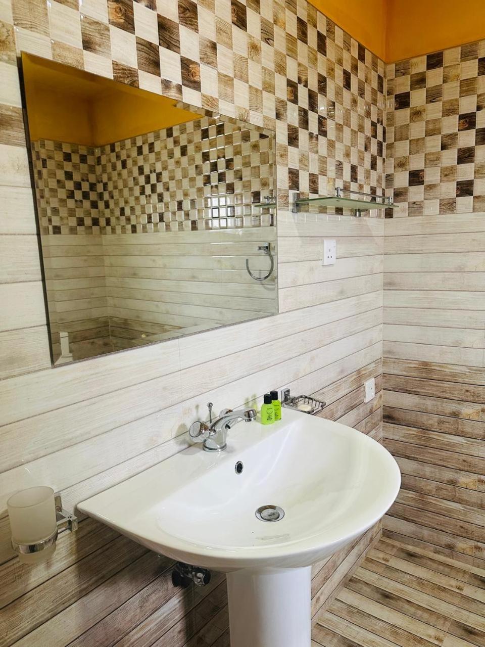 Funwhales Rest House Negombo Luaran gambar