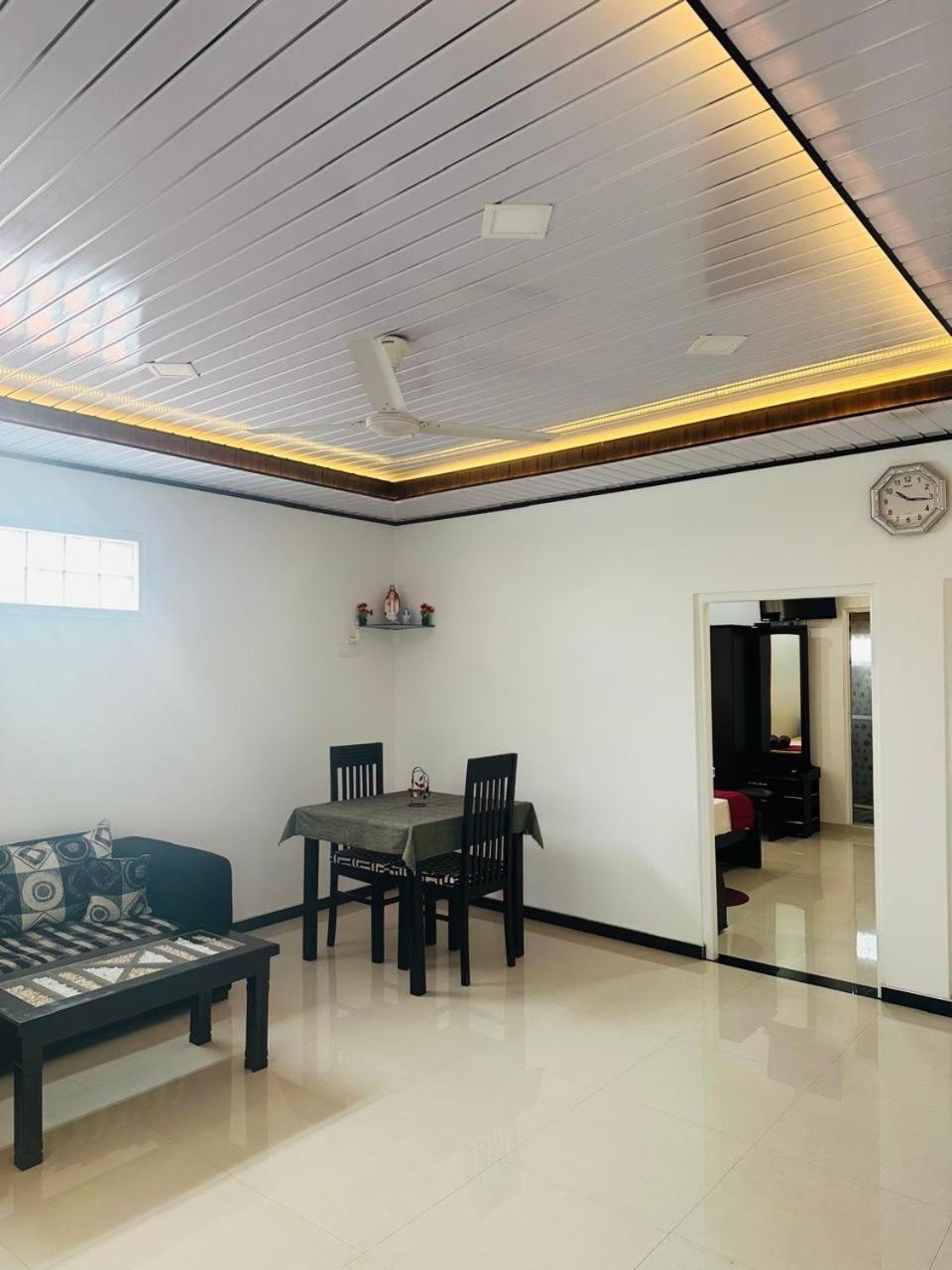 Funwhales Rest House Negombo Luaran gambar