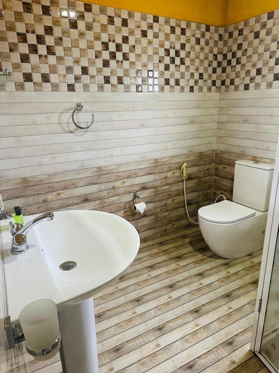 Funwhales Rest House Negombo Luaran gambar